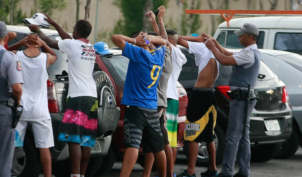 ***FOTO EMBARGADA PARA INTERNET E CAPA DO DIÁRIO SP*** SÃO PAULO, SP, 11.01.2014: ROLEZINHO NO SHOPPING ITAQUERA - Rolezinho organizado por jovens pelo Facebook marcado para a tarde no shopping Itaquera. Policiais abordanto pessoas no estacionamento do Sh