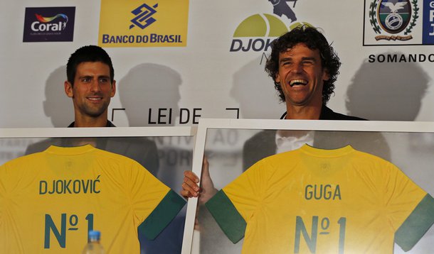 Djokovic inaugura quadra de tênis na Rocinha