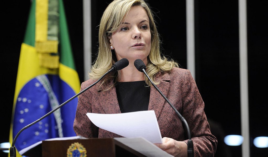 Senadora Gleisi Hoffmann (PT-PR) afirma que mesmo com a falta de chuvas, os brasileiros não correm o risco de sofrer com o racionamento de energia elétrica, pois nos últimos onze anos, houve a integração do sistema elétrico e o investimento em geração e t