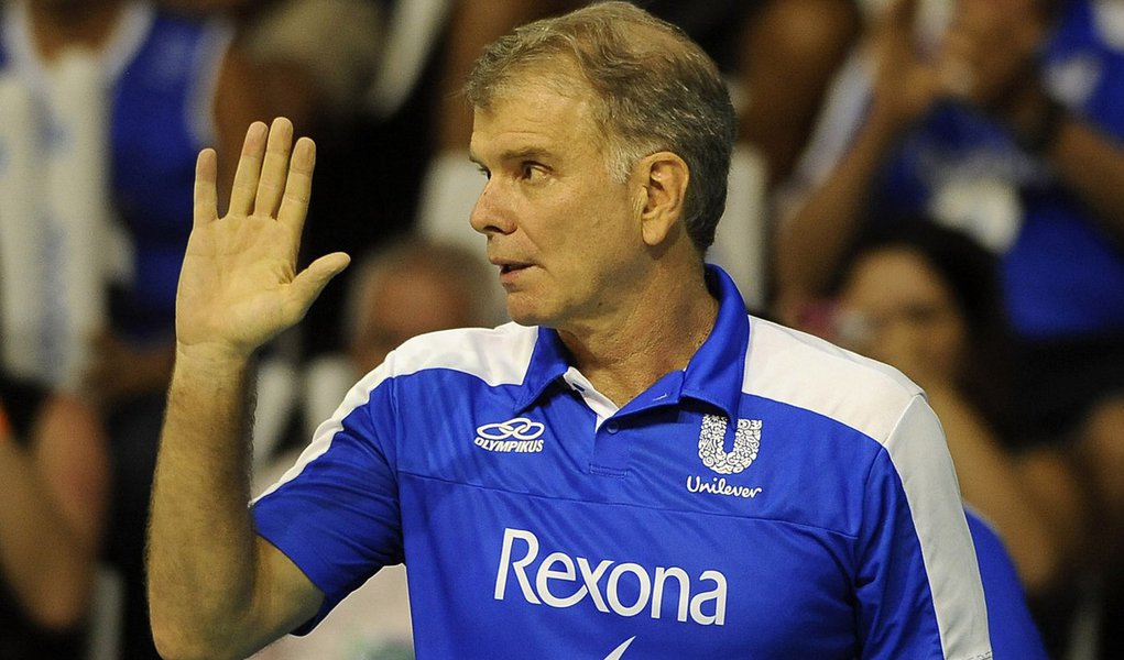 RIO DE JANEIRO,RJ,13.12.2013:ÉCNICO BERNARDINHO/CANDIDATO RIO DE JANEIRO - O técnico Bernardinho durante partida entre Unilever x Brasília Vôlei, em jogo válido pela 10ª rodada da Superliga Feminina de Vôlei no Tijuca Tênis Clube, no Rio de Janeiro, RJ. O