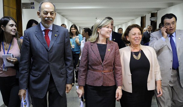 Senadora Gleisi Hoffmann (PT-PR) volta a atuar no Senado, após deixar cargo de ministra da Casa Civil. Ao lado dela o senador Inácio Arruda (PCdoB-CE), a ministra da Secretaria de Relações Institucionais da Presidência da República, Ideli Salvatti (à dir.