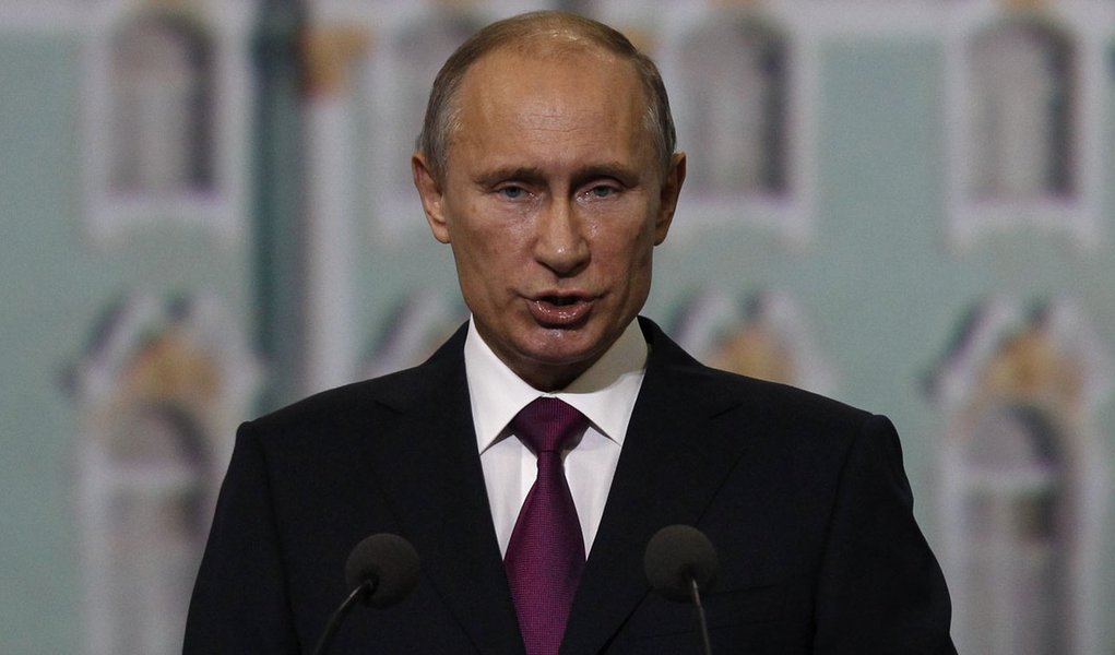 Russian President Vladimir Putin addresses participants of the St. Petersburg International Economic Forum in St. Petersburg, June 21, 2013. Putin on Friday defended Russian arms deals with Syrian President Bashar al-Assad's government and said the West s