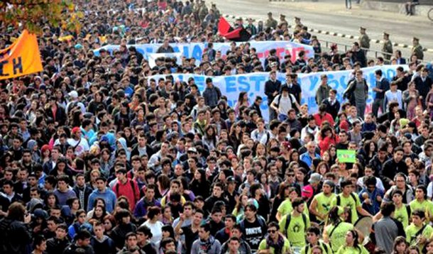 Chilenos pedem nova Constituição