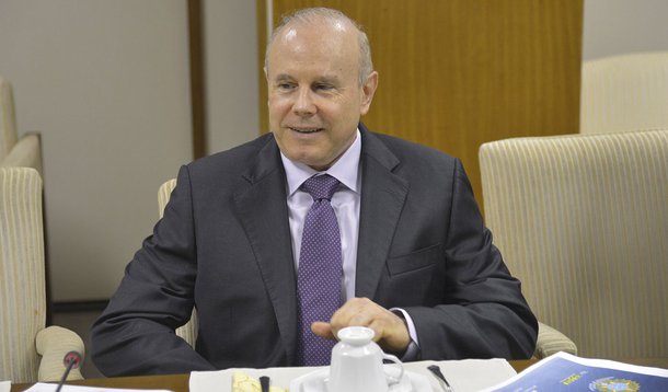 Ministro da Fazenda Guido Mantega toma  café da manhã com jornalistas.