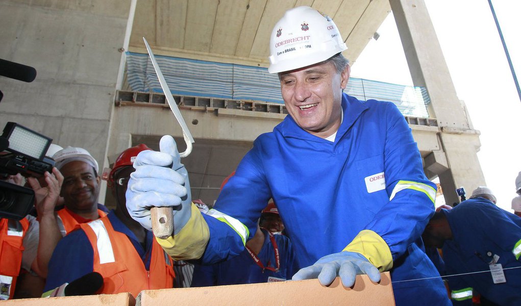 Tite cumpre promessa e vira operário no Itaquerão