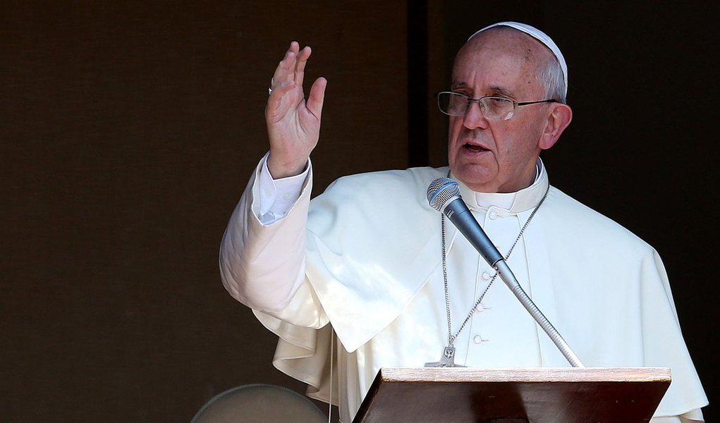 Pope Francis blesses the faithful during the Sunday Angelus prayer from the summer residence in Castel Gandolfo July 14, 2013. REUTERS/Alessandro Bianchi (ITALY - Tags: RELIGION)
