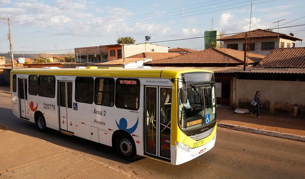 BrasÃ­lia 28/08/2013   O Governador Agnelo Queiroz e o vice governador Tadeu Felippellli durante  Entrega/OperaÃ§Ã£o Novos Ã”nibus STPC â€“ Frota SÃ£o SebastiÃ£o.Local: Sao SebastiaoFoto: DÃªnio SimÃµes/GDF