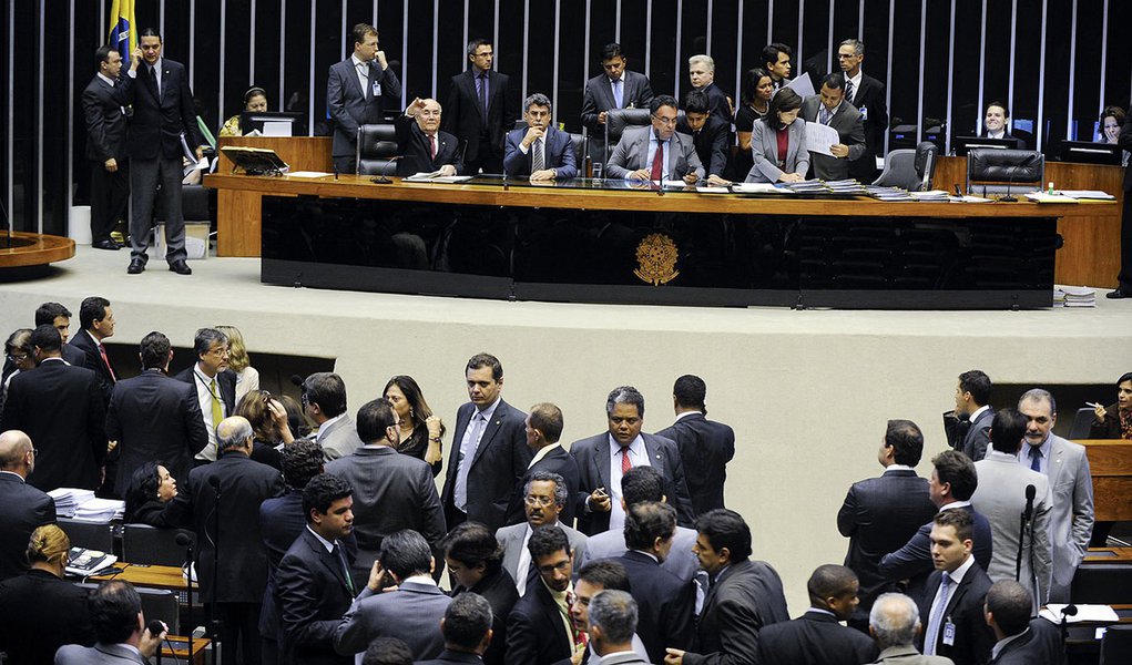 Sessão do Congresso para votar 19 projetos de créditos suplementares e especiais em favor de diversos ministérios, empresas estatais e da Justiça Eleitoral, Federal e do Trabalho