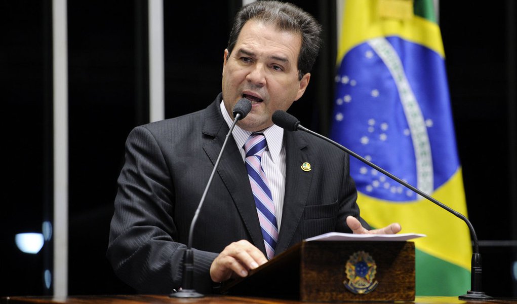 Senador Eduardo Lopes (PRB-RJ) comemora promulgação da emenda que beneficia médicos militares