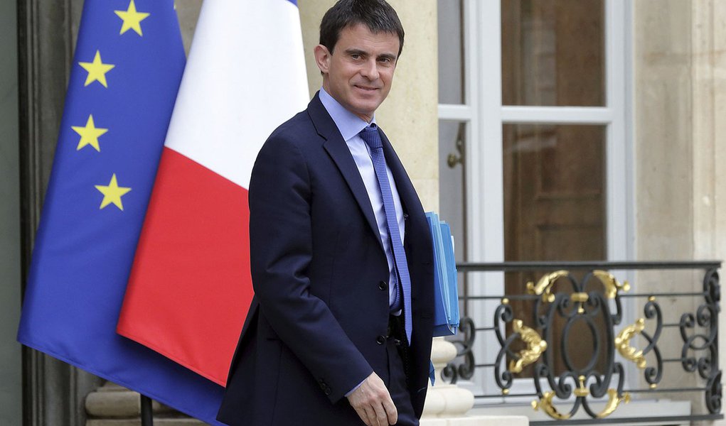 Primeiro-ministro da FranÃ§a, Manuel Valls, ao sair de uma reuniÃ£o no PalÃ¡cio do Eliseu, em Paris. Valls prometeu nesta segunda-feira promover mais cortes de impostos neste ano, dizendo que o triunfo do partido de extrema direita Frente Nacional nas ele
