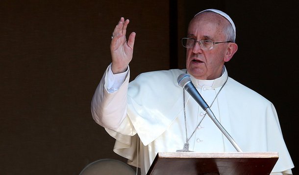 Pope Francis blesses the faithful during the Sunday Angelus prayer from the summer residence in Castel Gandolfo July 14, 2013. REUTERS/Alessandro Bianchi (ITALY - Tags: RELIGION)