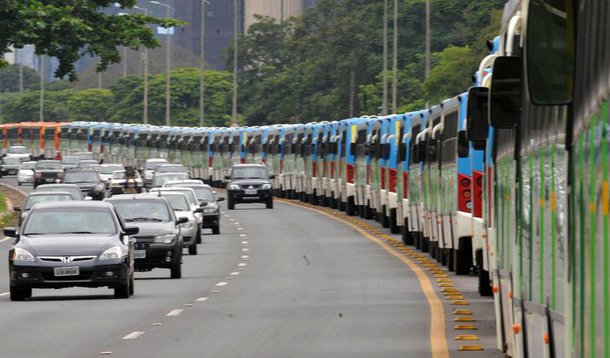 28/10/2009. Crédito: Carlos Moura/CB/D.A Press. Brasil. Brasília - DF. Apresentação dos novos ônibus do transporte público de uso coletivo, no Eixo Sul.