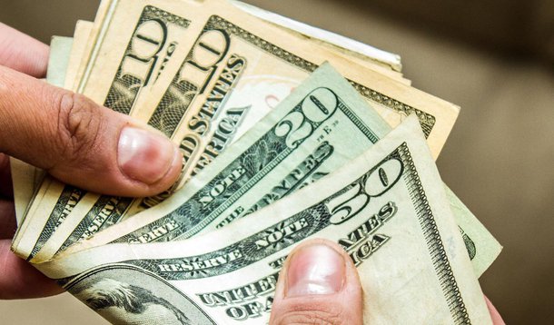 CURITIBA, PR, 19.08.2013: DÓLAR/ECONOMIA -  Apesar da intervenção do Banco Central pela manhã, o dólar à vista, referência para as negociações no mercado financeiro, registra forte alta nesta segunda-feira (19) com o mercado cauteloso com o futuro dos est