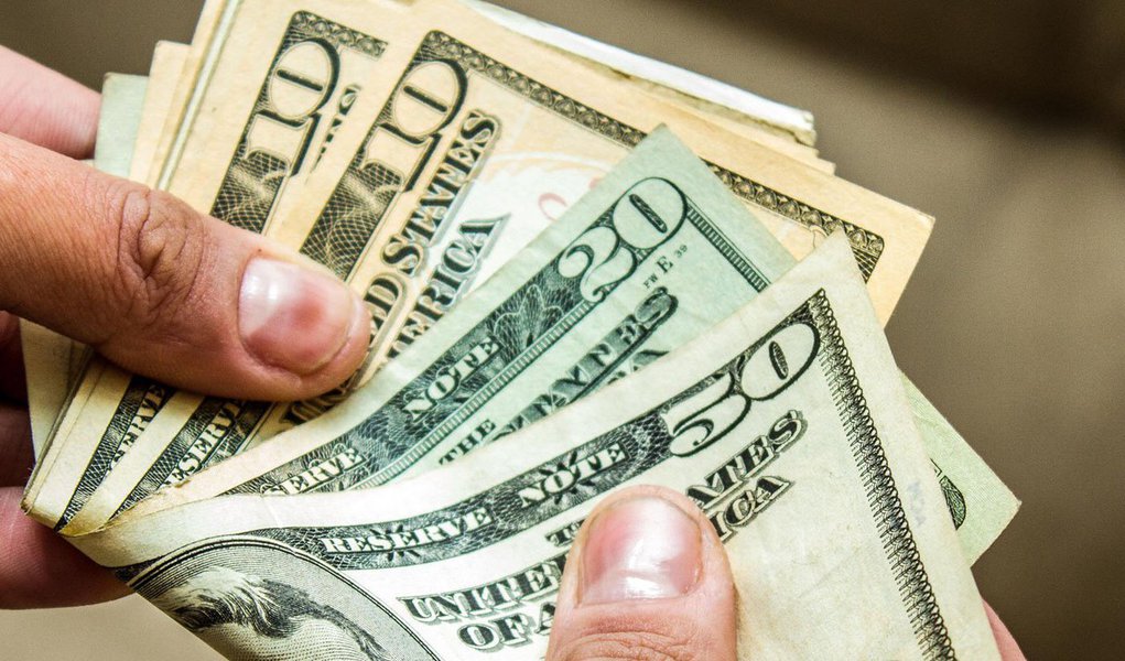 CURITIBA, PR, 19.08.2013: DÓLAR/ECONOMIA -  Apesar da intervenção do Banco Central pela manhã, o dólar à vista, referência para as negociações no mercado financeiro, registra forte alta nesta segunda-feira (19) com o mercado cauteloso com o futuro dos est