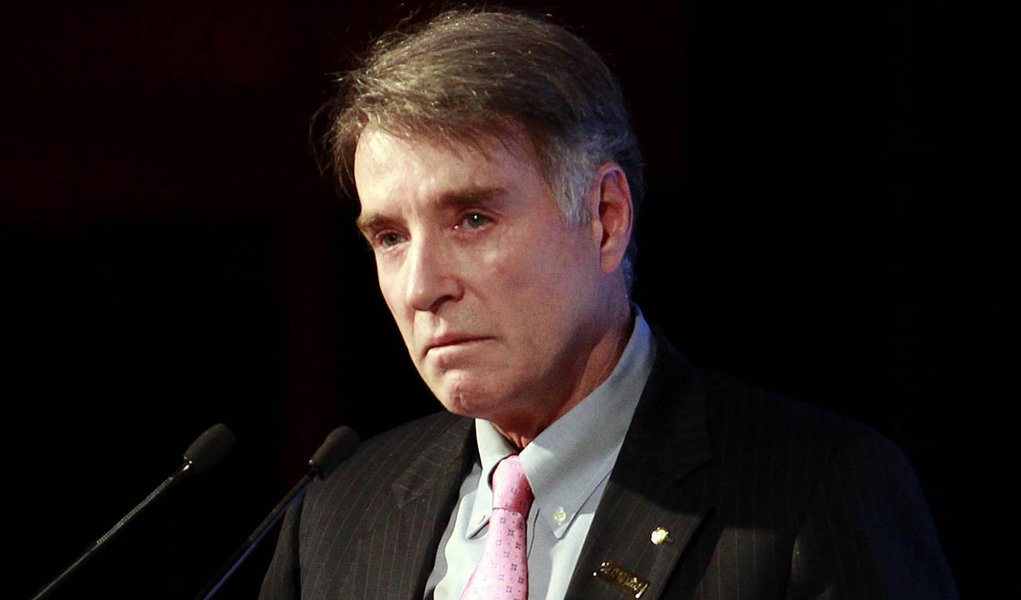 Brazilian billionaire Eike Batista delivers a speech during a meeting with businessmen in Sao Paulo October 31, 2011.  REUTERS/Paulo Whitaker (BRAZIL - Tags: POLITICS BUSINESS PROFILE)
