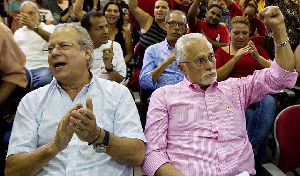 SÃƒO PAULO, SP, 24.11.2012: ATO/PETISTAS - Ato em defesa do PT, no auditÃ³rio do Sindicato dos Engenheiros, para manifestar apoio aos companheiros JosÃ© Dirceu e JosÃ© Genoino, condenados pelo STF no processo do mensalÃ£o. (Foto: Marlene Bergamo/Folhapres