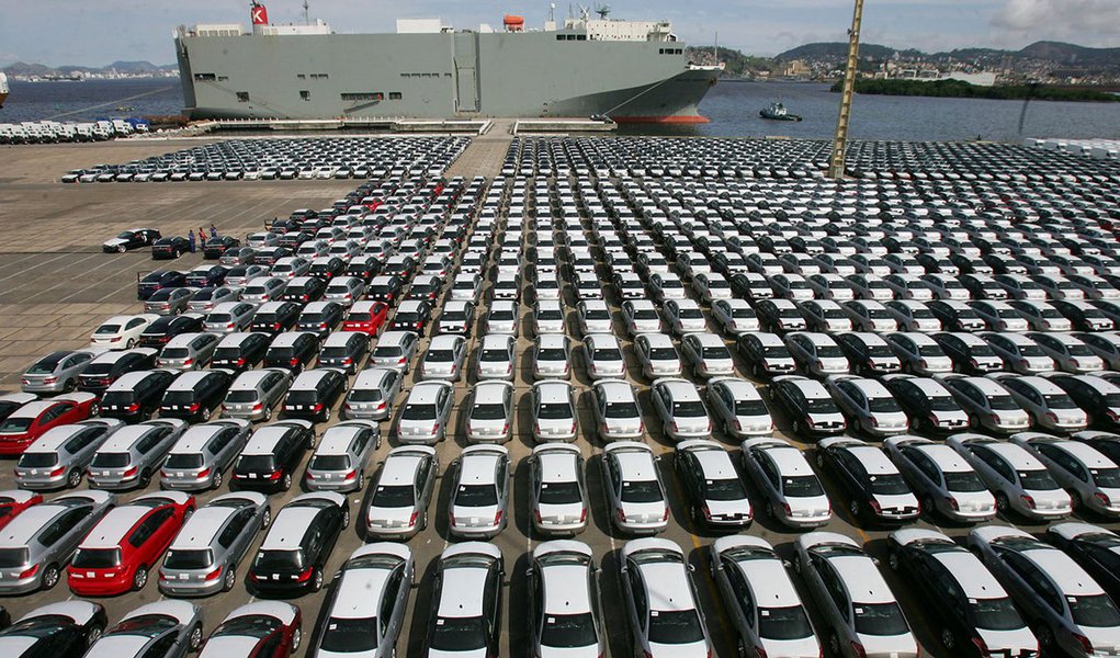 Brasil, Rio de Janeiro, RJ. 12/11/2008. Veículos no terminal portuário de cargas do Rio de Janeiro. No mês de outubro de 2008, o mercado de carros novos caiu 11% em relação ao mês anterior, desencadeando uma onda de anúncios de férias coletivas e redução 