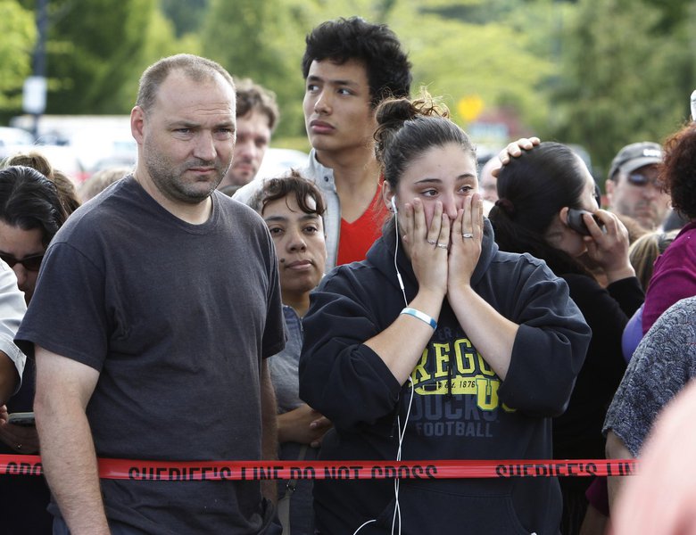 Familiares aguardam para se reunir com alunos após um tiroteio em um colégio em Troutdale, nos Estados Unidos, nesta terça-feira. 10/06/2014 REUTERS/Steve Dipaola
