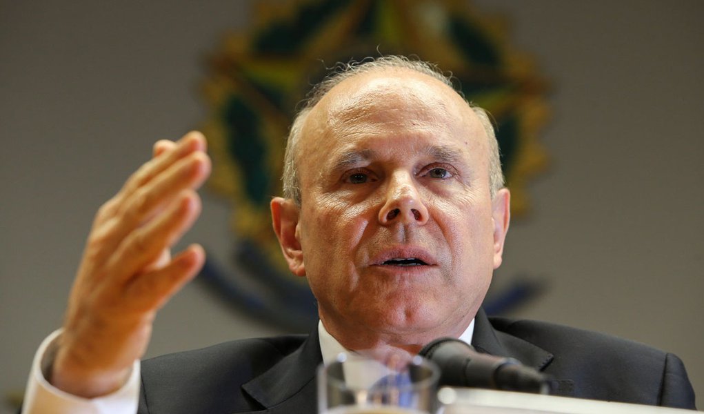 BRASÍLIA, DF, 17.12.2013: COLETIVA/GUIDO MANTEGA/DF -   - O ministro da Fazenda, Guido Mantega, acompanho do presidente da Anfavea, Luiz Moan, durante coletiva  sobre a obrigatoriedade de colocação do freio ABS e Air Bag  na produção dos veículos nacionai