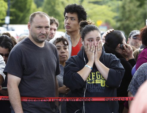 Familiares aguardam para se reunir com alunos após um tiroteio em um colégio em Troutdale, nos Estados Unidos, nesta terça-feira. 10/06/2014 REUTERS/Steve Dipaola