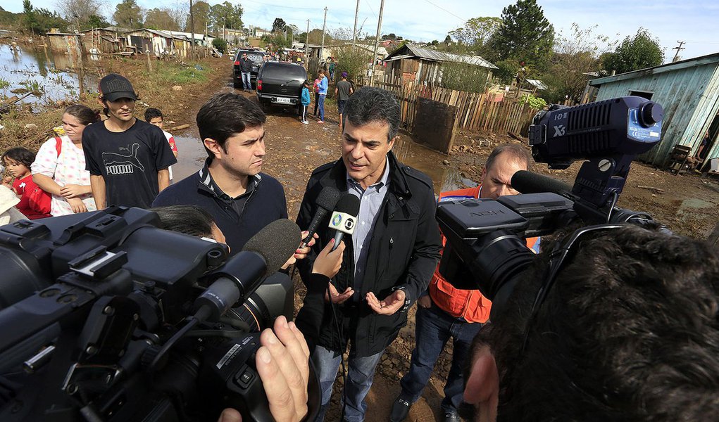 Governador Beto Richa acompanhado pelo Prefeito Cézar Silvestri Filho, vistoria áreas afetadas pelas enchentes na região de Guarapuava.
Guarapuava, 09/06/2014
Foto: Arnaldo Alves / ANPr