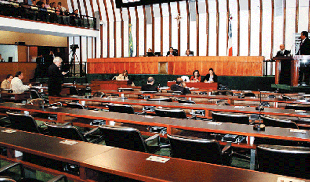 Deputados usam discurso para fazer campanha na Assembleia