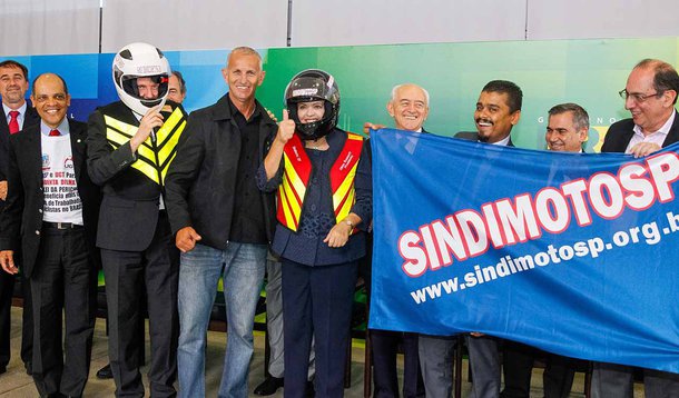 Brasília - DF, 18/06/2016. Presidenta Dilma Rousseff durante sanção da lei que inclui na Consolidação das Leis do Trabalho (CLT) a periculosidade da atividade dos trabalhadores em motocicleta. Foto: Roberto Stuckert Filho/PR