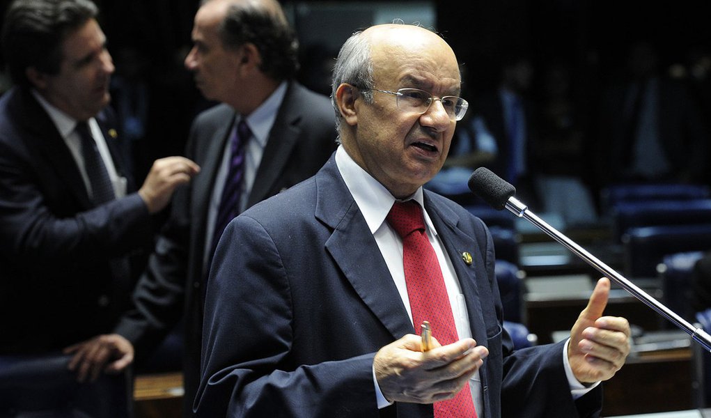 Senador José Pimentel (PT-CE) pede a votação de seis pedidos de autorização de empréstimos para estados e municípios, no valor global de US$ 434 milhões, o equivalente a mais de R$ 1 bilhão