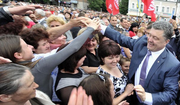 O empresário, político e candidato à Presidência Petro Poroshenko cumprimenta os seus seguidores durante evento de campanha em Konotop, no norte da Ucrânia, nesta quinta-feira. 15/05/2014 REUTERS/Mykola Lazarenko/Pool