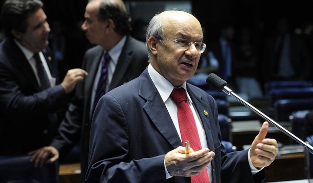 Senador José Pimentel (PT-CE) pede a votação de seis pedidos de autorização de empréstimos para estados e municípios, no valor global de US$ 434 milhões, o equivalente a mais de R$ 1 bilhão