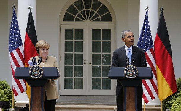 U.S. President Barack Obama and German Chancellor Angela Merkel address a joint news conference in the Rose Garden of the White House in Washington May 2, 2014. REUTERS/Larry Downing (UNITED STATES  - Tags: POLITICS)  