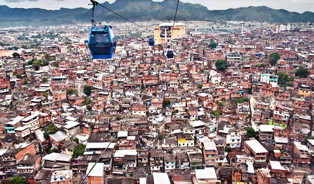 O teleférico foi construído como parte das obras do Programa de Aceleração do Crescimento (PAC), realizado pelo Governo Federal em parceria com o Governo do Estado do Rio de Janeiro. Foi inaugurado em julho de 2011 com o intuito de facilitar a locomoção d