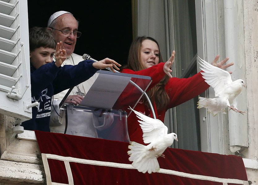 Pope Benedict XVI (C) watches as children release doves during the Angelus prayer in Saint Peter's square at the Vatican January 26, 2014. 
REUTERS/Alessandro Bianchi (VATICAN - Tags: RELIGION ANIMALS TPX IMAGES OF THE DAY)