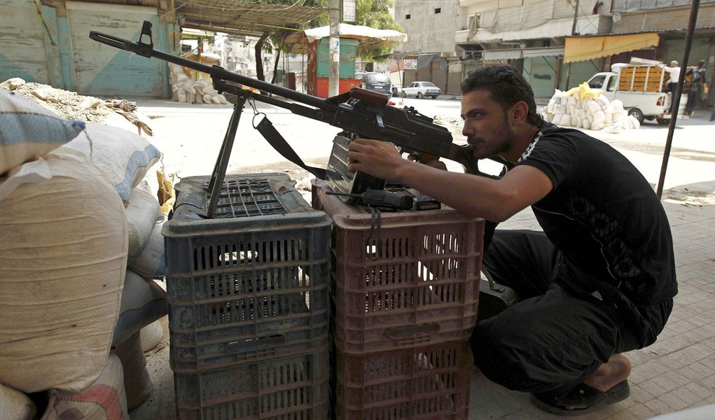 Oposição síria pede armas pesadas a países aliados