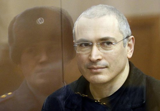 O ex-magnata do petróleo russo Mikhail Khodorkovsky permanece na jaula dos réus ante do início de uma sessão de tribunal em Moscou. Khodorkovsky, que já foi o homem mais rico da Rússia, deixou a prisão nesta sexta-feira devido a um indulto do presidente V