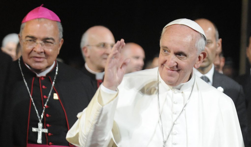 Rio de Janeiro - Papa Francisco embarca de volta para Roma na base aérea do Galeão. Antes participa de cerimônia de despedida com o vice-presidente Michel Temer.