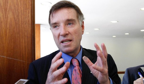 BRASÍLIA, DF, 15.04.2010: EIKE BATISTA/DF – O empresário Eike Baptista, da EBX, que acompanha a visita do presidente Hu Jintao, fala com jornalistas, no Palácio do Itamaraty. (Foto: Lula Marques/Folha Imagem/Folhapress) 