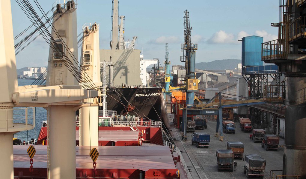 Dilma: governo quer reduzir custo logístico da indústria