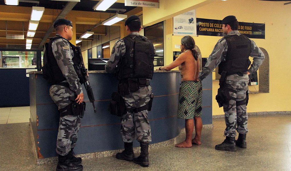 RIO DE JANEIRO, RJ - 17.12.2013: REINTEGRAÇÃO DE POSSE/ALDEIA MARACANÃ/RJ - O índio José Urutau, que se encontrava em cima da árvore, na Aldeia Maracanã, em protesto pela reintegração de posse ocorrida nessa segunda, acaba de ser resgatado por soldados do