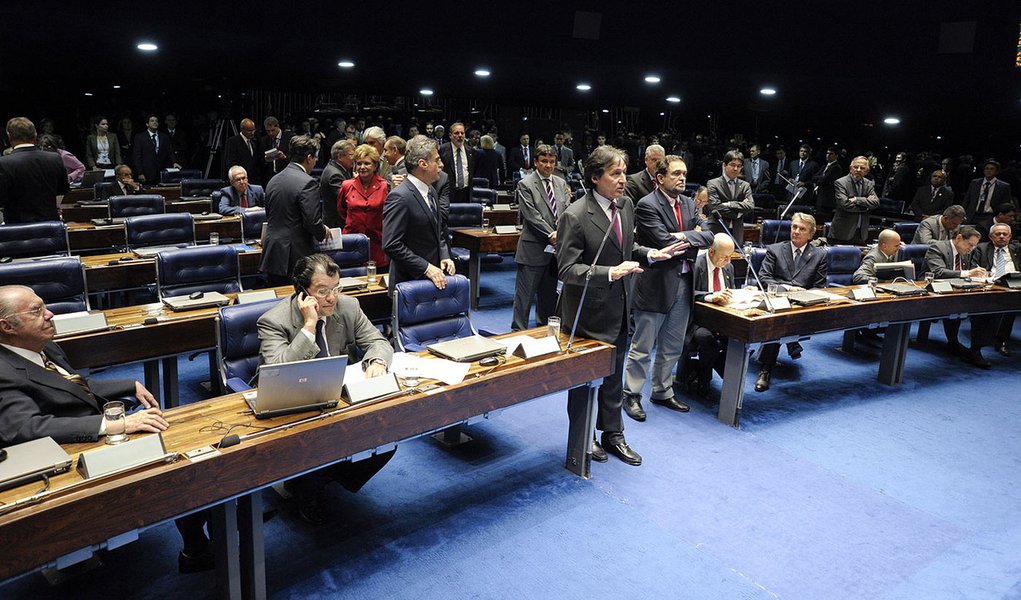 Senadores analisam requerimentos de destaque à proposta que acaba com o voto secreto em todas as decisões do Poder Legislativo (PEC 43/13)