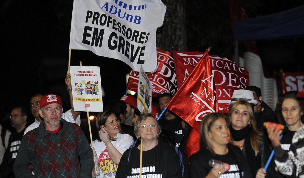 MEC encerra negociações com docentes de universidades