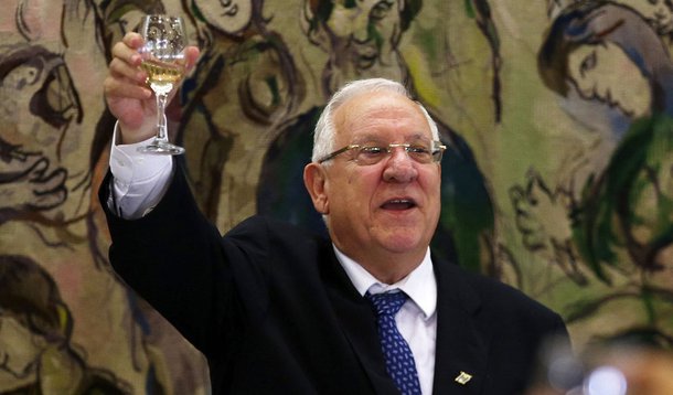 Reuven Rivlin faz um brinde para comemorar sua eleiÃ§Ã£o como presidente de Israel, no parlamento israelense, em JesusalÃ©m. 10/06/2014.  REUTERS/Ronen Zvulun