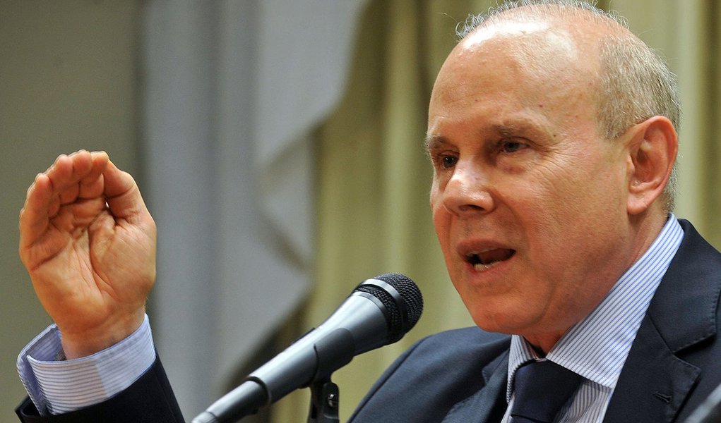 Brasília - O ministro da Fazenda, Guido Mantega, em entrevista, defende a proposta do governo para redução da tarifa de energia