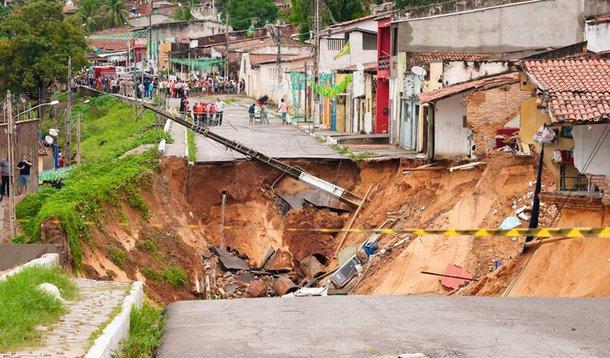 Pelo menos duas casas vieram abaixo com a abertura do buraco