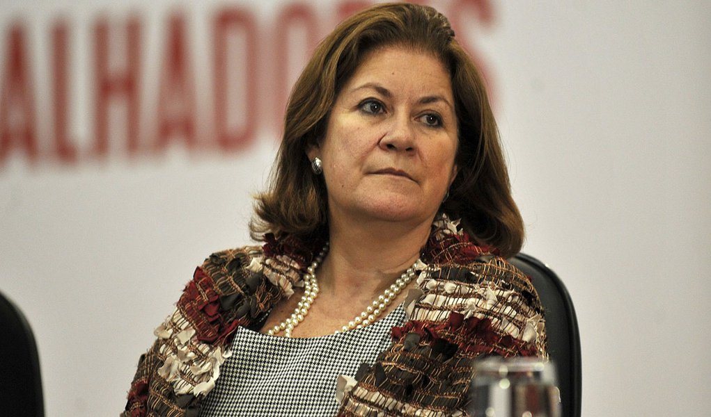 Brasília - Os ministros da Secretaria de Políticas Públicas para as Mulheres, Iriny Lopes, da Secretaria-Geral da Presidência da República, Gilberto Carvalho, da Casa Civil, Gleisi Hoffmann, do Desenvolvimento Social e Combate à Fome, Tereza Campello, e d