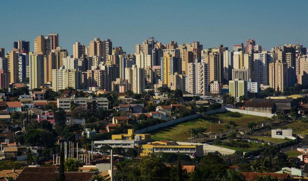 O Governo do Paraná transferiu R$ 5,01 bilhões para as contas dos municípios referentes às participações no ICMS e IPVA arrecadados entre janeiro e outubro deste ano. Na foto, vista parcial de Londrina. Foto-Antonio Costa/ANPr