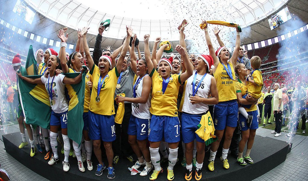 BRASÍLIA, DF - 22.12.2013: FUTEBOL FEMININO/BRASIL x CHILE - Jogadores da seleção brasileira festejam título - Partida entre Brasil e Chile, válida pelo Torneio Internacional de Brasília de Futebol Feminino 2013, realizada no estádio Nacional de Brasília 