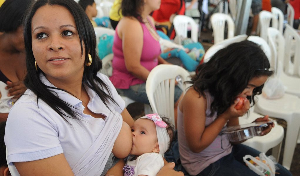Brasília - Mães que amamentam seus filhos participam das atividades da Semana Mundial da Amamentação, no Parque da Cidade, para incentivar o aleitamento entre as gestantes   