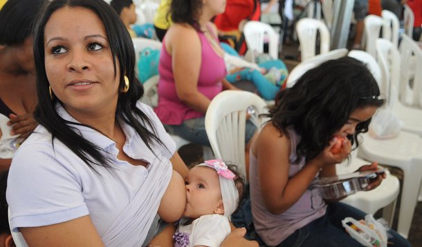 Brasília - Mães que amamentam seus filhos participam das atividades da Semana Mundial da Amamentação, no Parque da Cidade, para incentivar o aleitamento entre as gestantes   