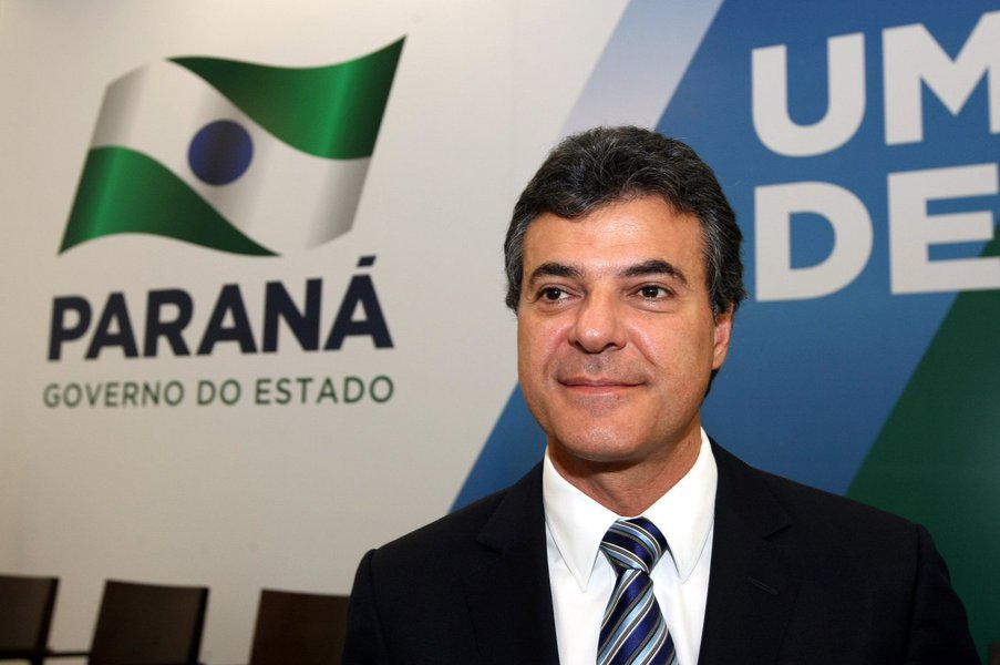 Governador Beto Richa acompanhado do presidente da jucepar, Ardisson Naim Akel, reitor da universidade federal do Paraná, Zaki Akel Sobrinho, presidente da associação dos tradutores públicos do paraná, MAriano Czaikowski e demais autoridades, empossa 186 